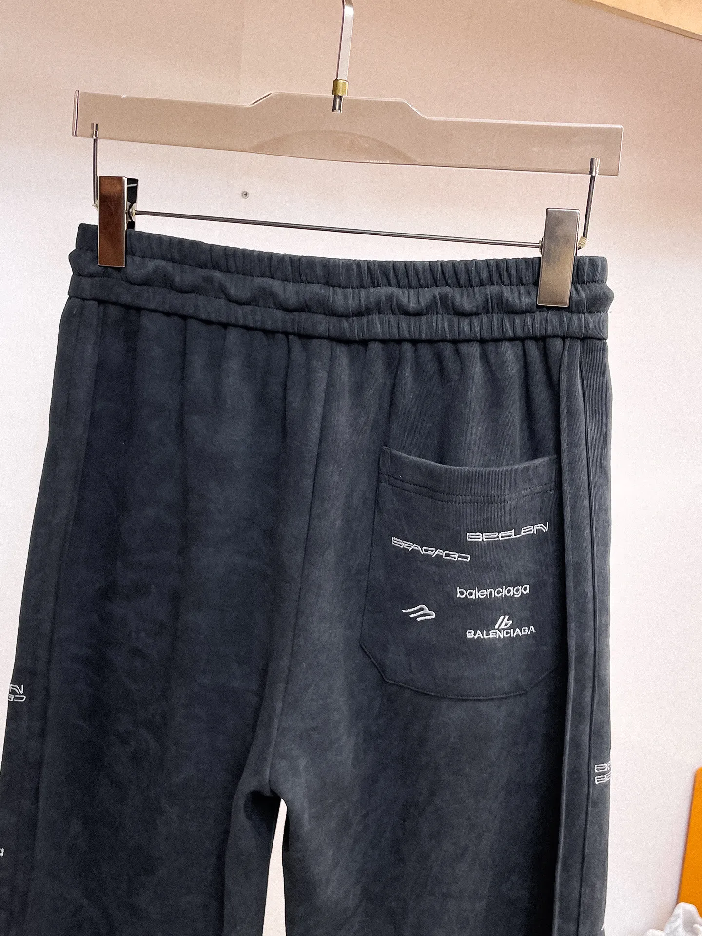 Balenciaga 🆕2026 Autumn and Winter New Arrival Casual Pants! The official website will be released simultaneously. Brand Classic LOGO casual pants, customized fabrics, excellent comfort and strong touch. Highly recognisable, perfect appearance and craftsmanship. Size:M-3XL